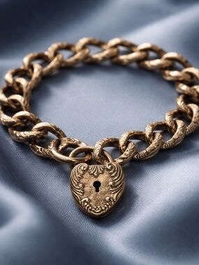 ENGLISH VICTORIAN 9K GOLD GATE
BRACELET WITH HEART PADLOCK CLASP